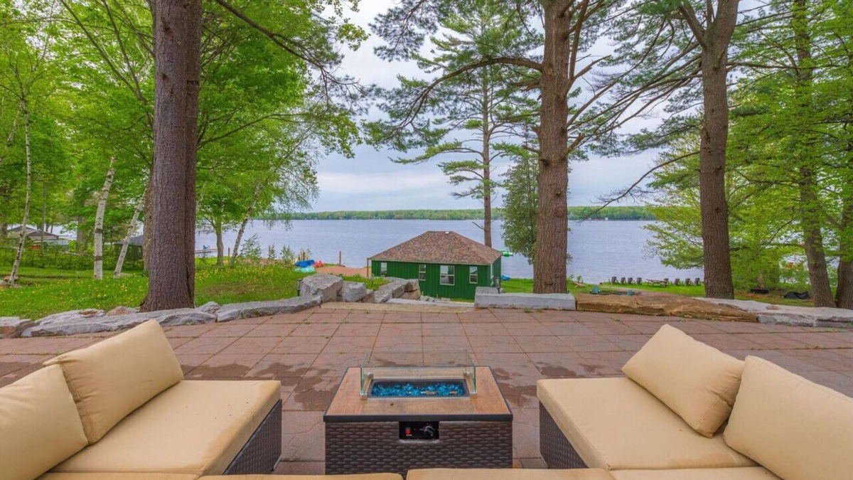 Buckhorn Cottage | LUX Lakefront: Sleeps18+Pickleball+HotTub+Sauna+Gym+Arcade+Basketball+Volleyball