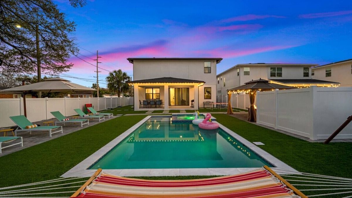 Tampa House | Lux Modern Chateau w/Pool, Jacuzzi & Amenities!