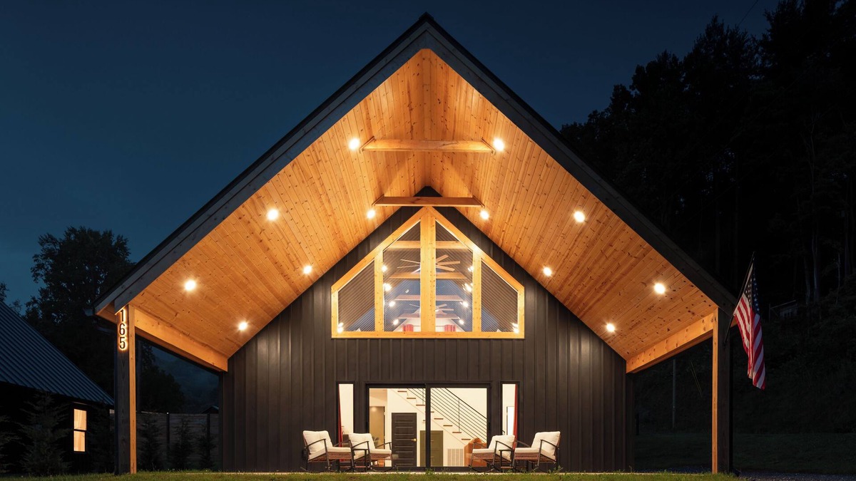 Waynesville House | LUX Mountain Barndominium Getaway/BRAND NEW/Sleeps 6/4 mi to Main St