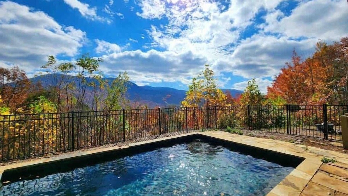 Cherry Log House | LUX: Private Pool/Sleeps 18 - MTN View
