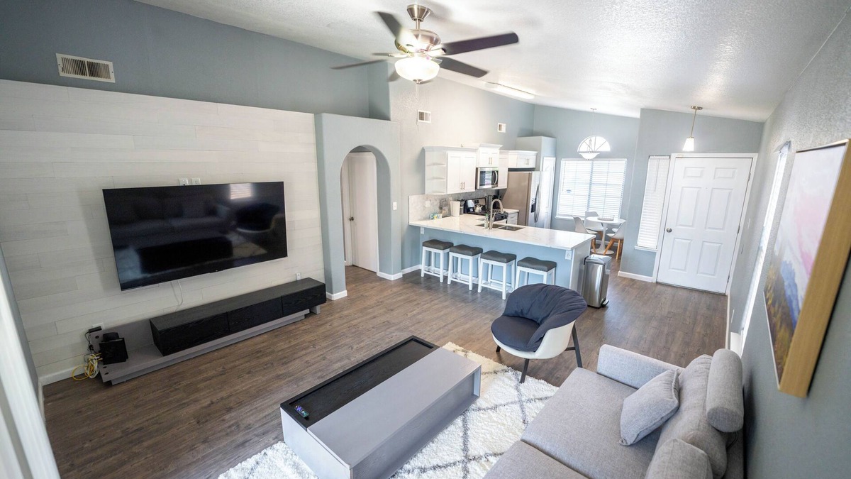 Pumpkin Center House | Lux Remodeled - 75" TV - Cozy King/Queen Beds
