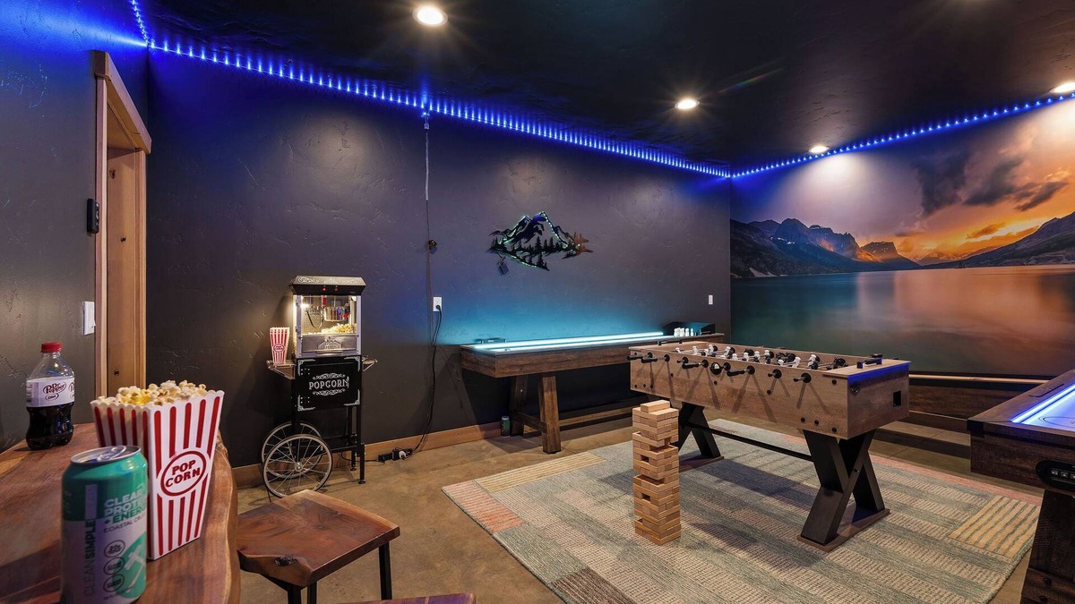 Coram Condo | Lux Retreat! Hot Tub! Game Room! 6 Mins to GNP