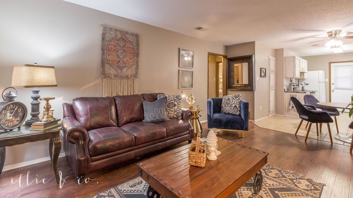 Abilene House | Lux stay at Yeomans Place! Make this designer decorated space your next stay!