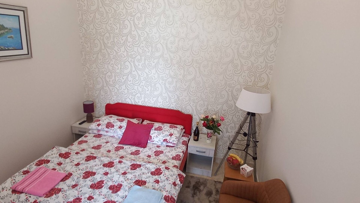 Trebesinj Apartment | Lux Studio Apartment - 5min from the beach!