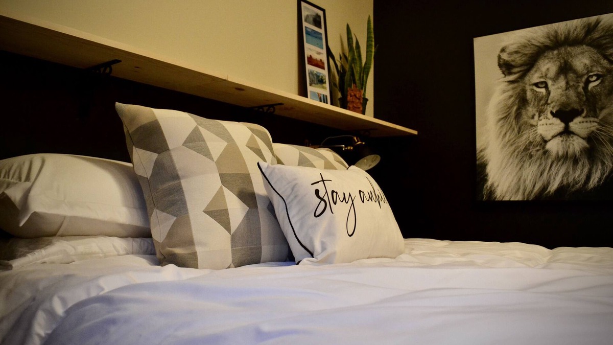 Sundre Apartment | Lux town suite Backs onto river & paths with fireplace