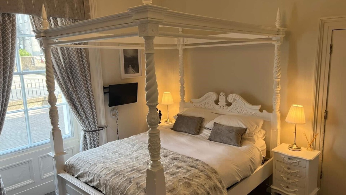 Ayr Apartment | LUXAYR entire home 5 bedrooms nr beach, golf and town