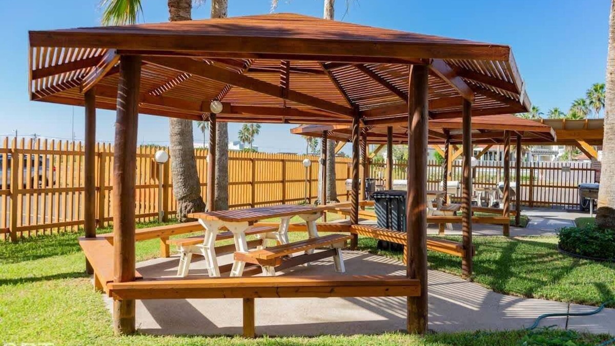 South Padre Island Apartment | Luxe 1 bedroom Walk to Beach Pool 1 Bedroom Home by RedAwning