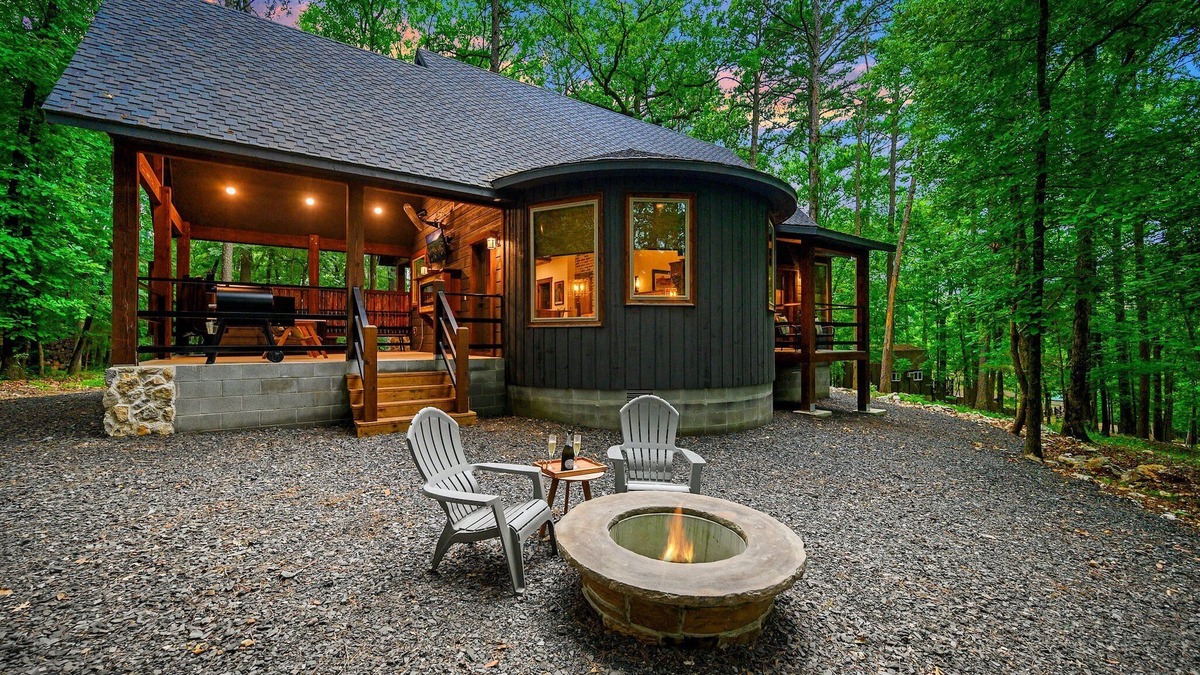 Broken Bow Cabin | Luxe 1 Bedroom W/Spa-like Bathroom, Hot Tub, Traeger Smoker, Location!