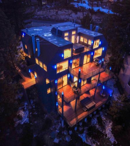 Tahoe Village House | LUXE 15 Blue Diamond Lodge Lake Tahoe Hot Tub