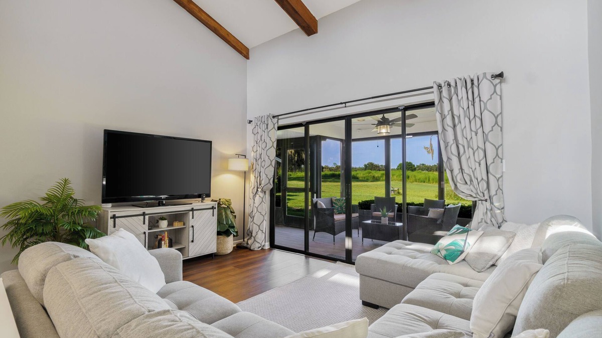 Nichols Condo | Luxe 2-Bed Condo Near Orlando & Tampa – King Beds, Smart TVs, Serene Terrace, +