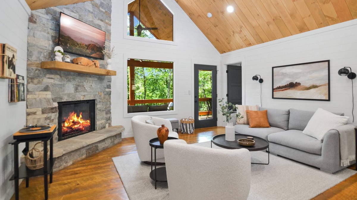 Cherry Log Cabin | Luxe 2 King Suites Hot Tub/Fire Pit Private Culdesac, Blue Ridge & Ellijay