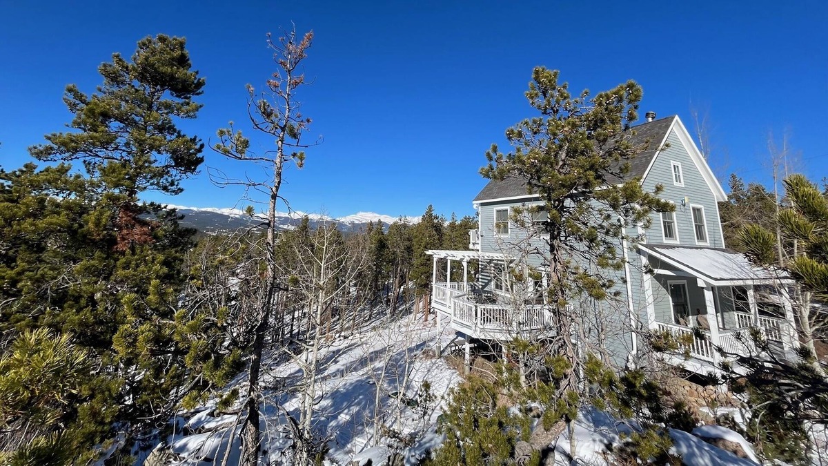 Black Hawk House | Luxe 3 BR Mountain Home-STUNNING VIEWS and easy access to iconic ski/hike/fish