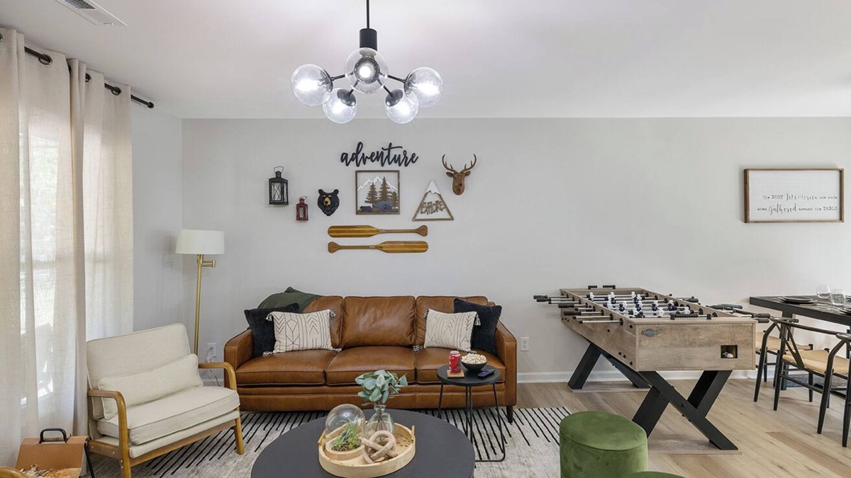 Paw Creek House | LUXE 3BR that Sleeps 6 w. a Backyard Oasis. Free Late Checkout for 3+ Nights.