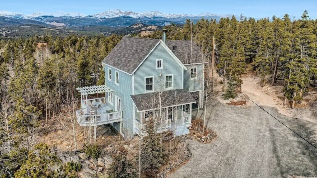 Black Hawk House | Luxe 4 BR Mountain Home- STUNNING VIEWS and easy access to iconic ski/hike/fish