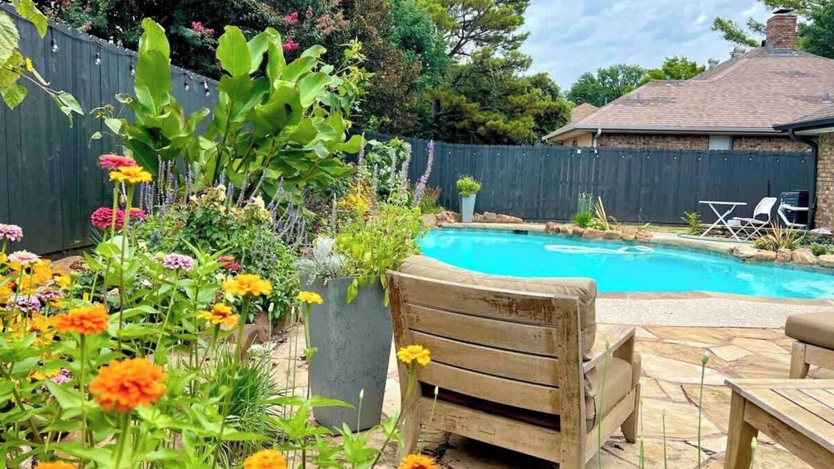 Grapevine House | Luxe 4BR w/Heated Pool + Hot Tub | Walk to Lake