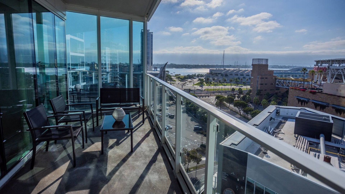East Village Apartment | LUXE Apartment- Downtown BallPark Area- sleeps 6