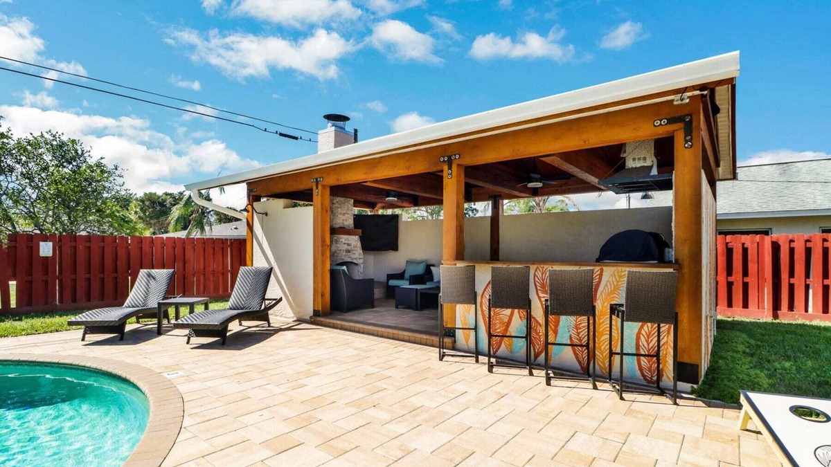 Willoughby Acres House | Luxe Beach Escape |Heated Pool|Outdoor Bar|Games