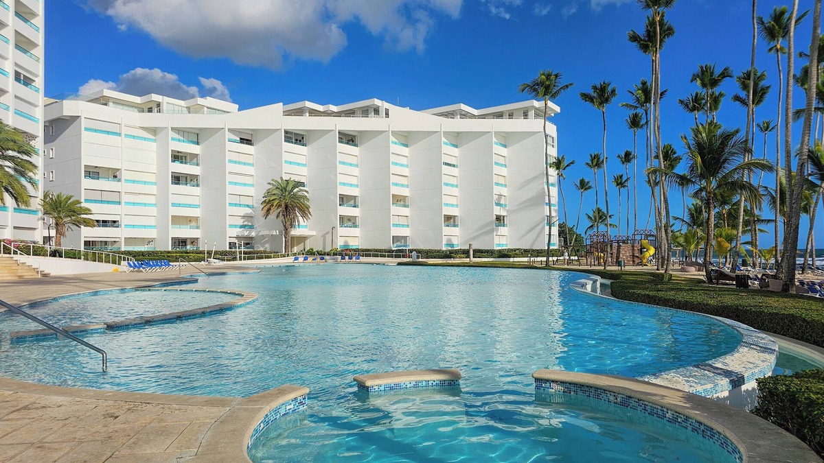 Villas Del Mar Apartment | Luxe Beachfront Retreat – Pool & Private Beach – Gym and Sauna