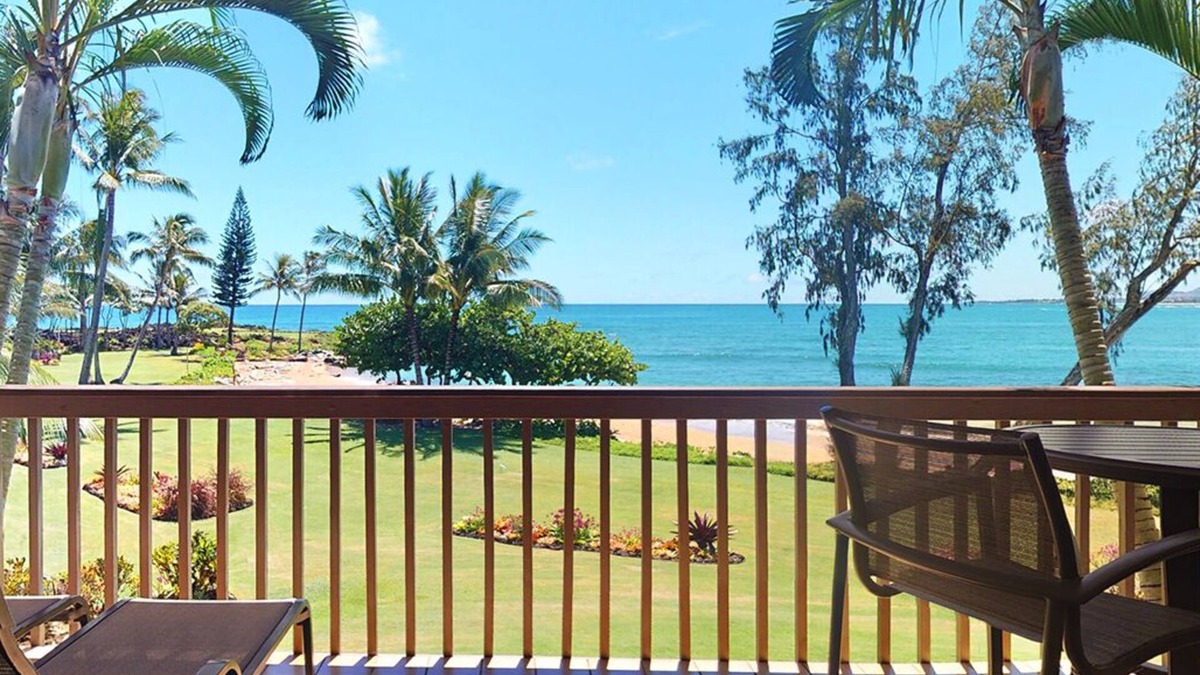 Wailua Condo | Luxe Beachfront Tropical Paradise