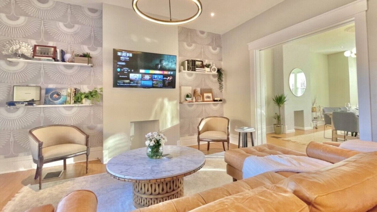 South Hills House | Luxe Beechview Manor | Sleeps 14 | Central