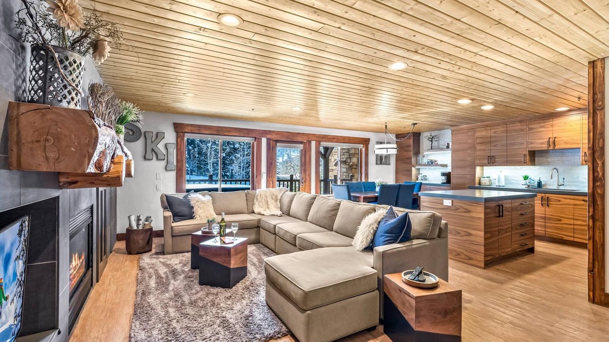 Deer Valley Condo | Luxe Black Bear Cabin | Walk to Lifts + Hot Tub
