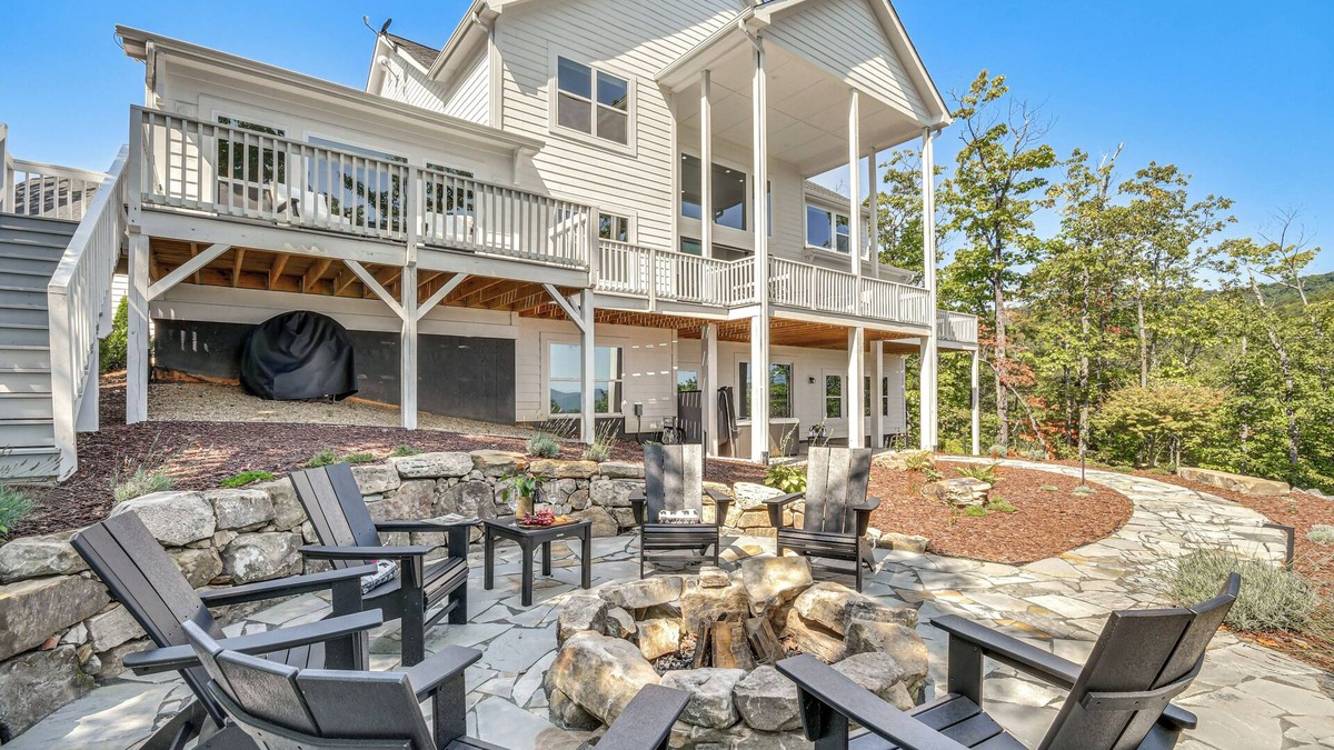 Black Mountain House | Luxe Black Mountain Manor on 15 Acres!
