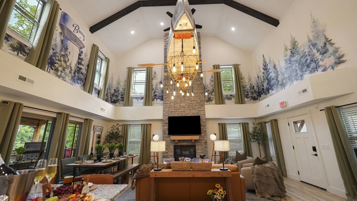 Hollister Cabin | Luxe Cabin>Hot Tub>Game Table>Indoor Pool>Fishing>Pickleball>Hiking>And More!