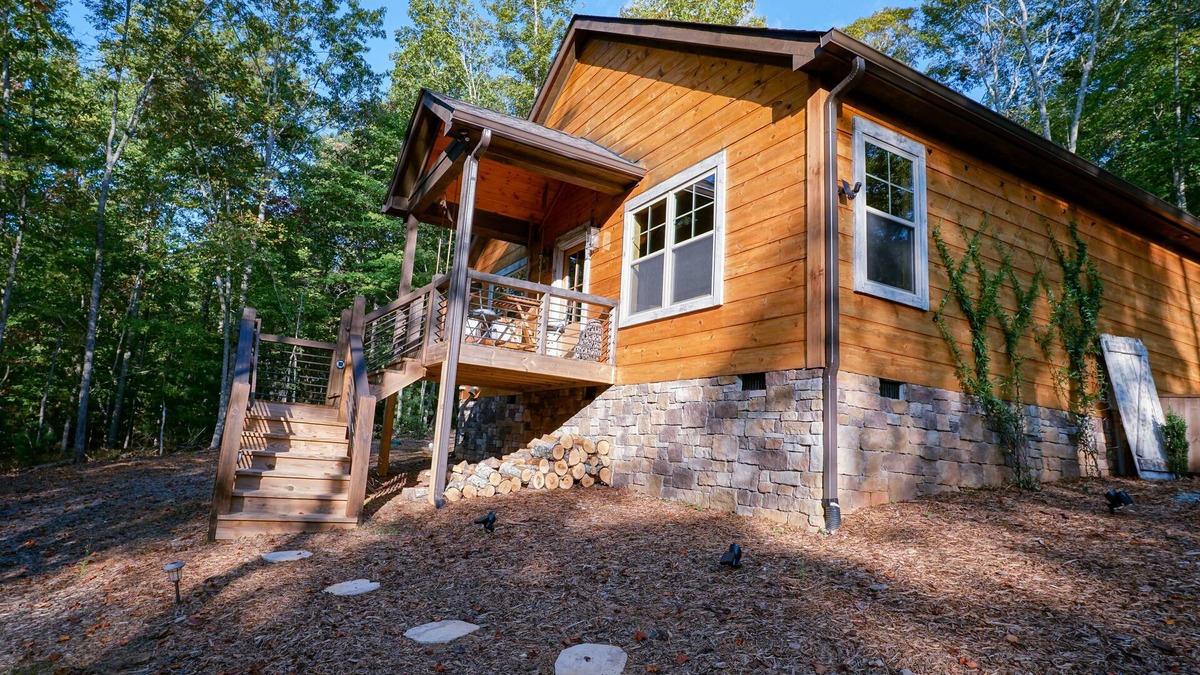 Morganton Cabin | Luxe Cabin Retreat HotTub 20 min Blue Ridge Vineyards Games Firepit Pets
