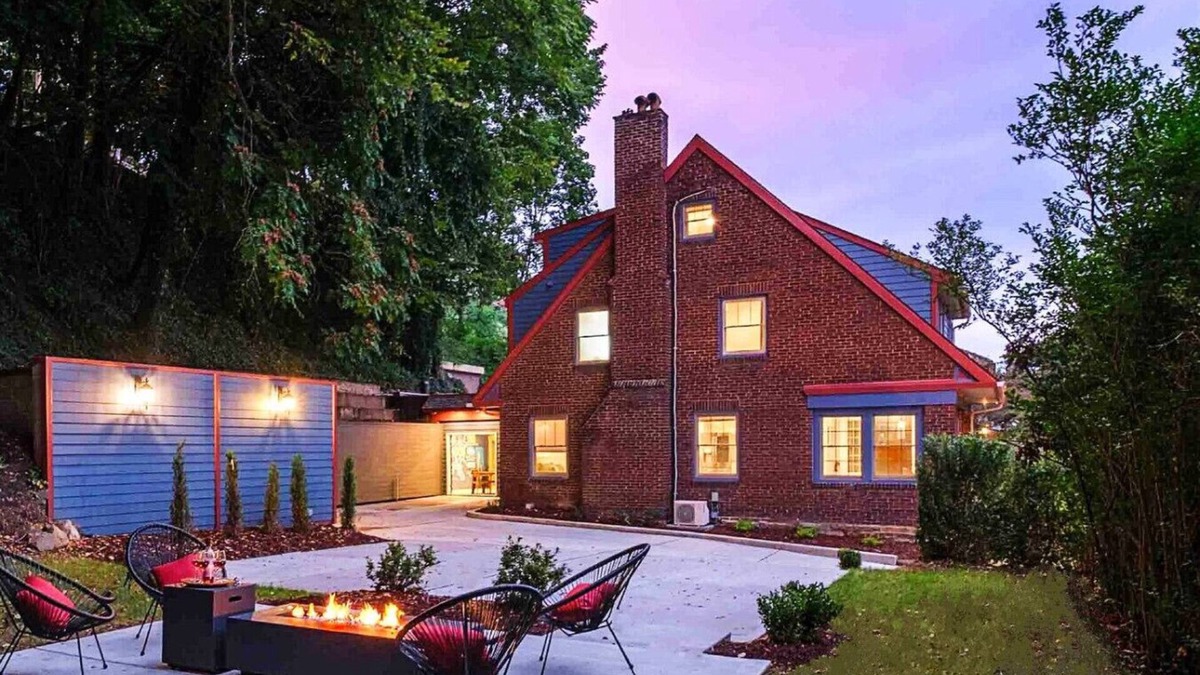 Pittsburgh Apartment | Luxe Campus Retreat – Sauna, Theater, Park & Walk