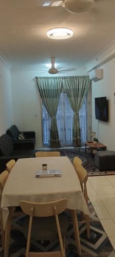 Kampung Rawa Apartment | Luxe Cozy Haven in Cybersouth
