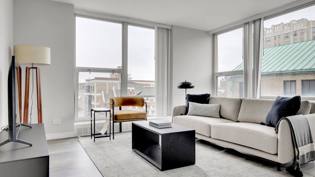Edgewater Beach Apartment | Luxe Edgewater Studio w/Gym, Deck & Lounge, 5 blocks to L, by Blueground