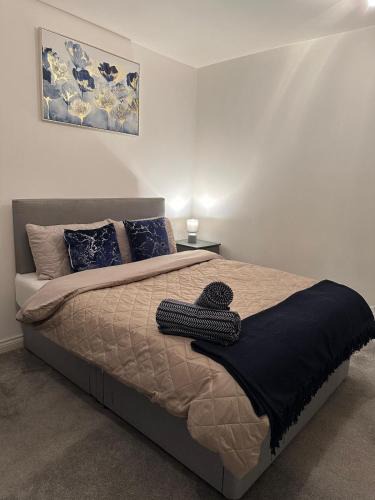 Uxbridge House | Luxe Entire 3 Bed Home - LHR 15 mins - London City 35 mins