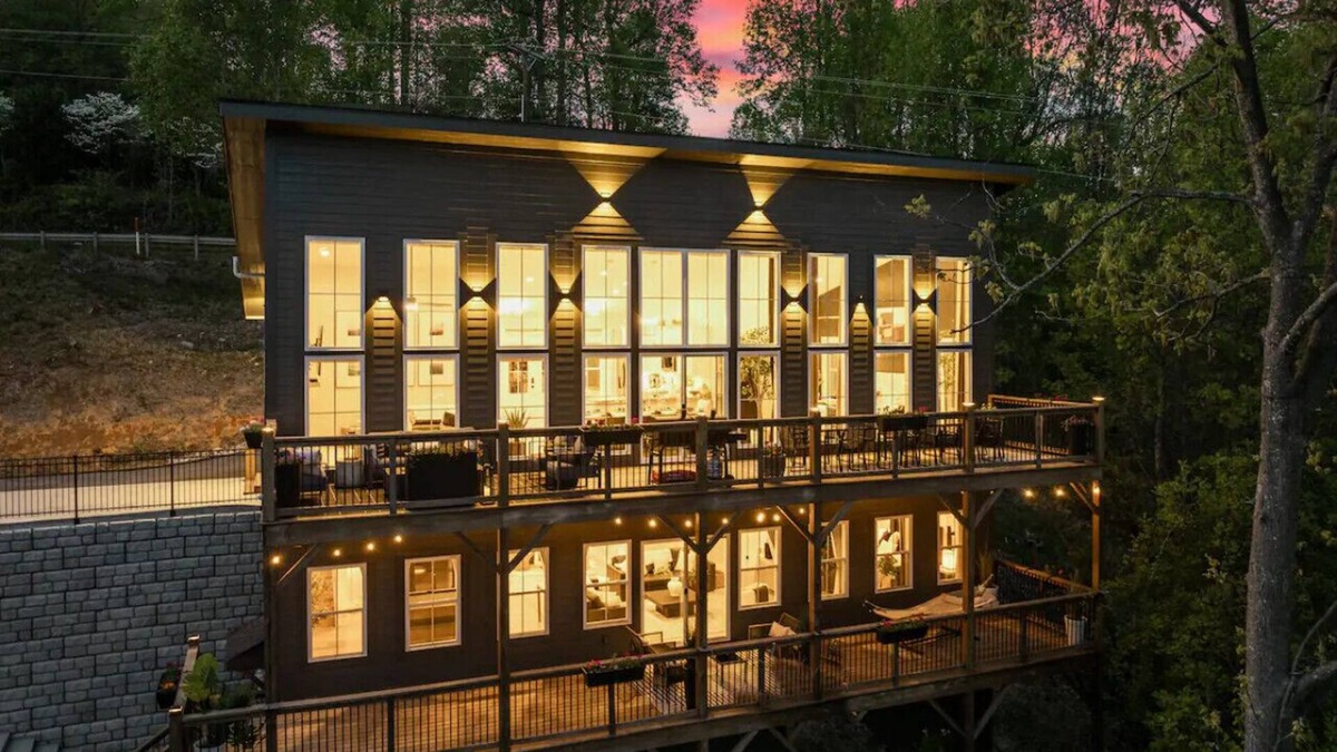 Laurel Park Apartment | Luxe Epic Mountain Views HotTub FirePit EV Charger