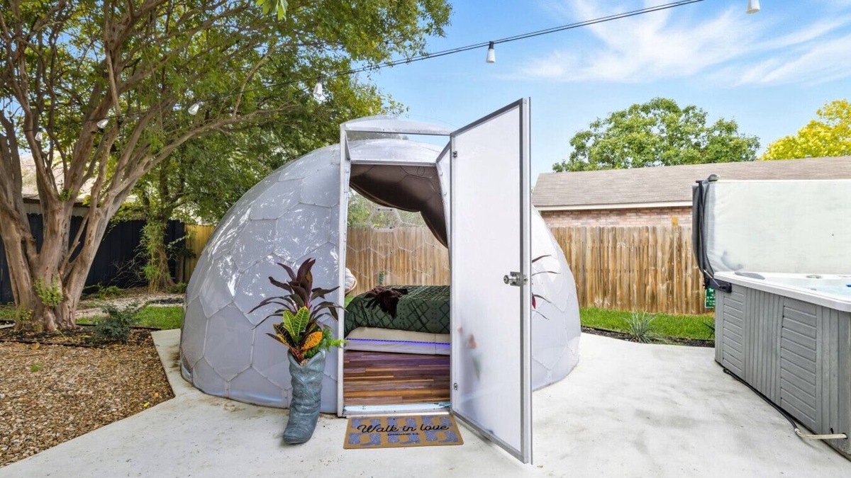 Live Oak House | Luxe Family Escape w/Games, Hot Tub & Yard