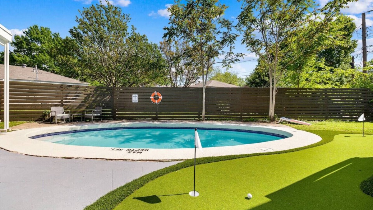 White Rock Hills Apartment | Luxe Golfers` Oasis - Pool, Mini-Golf, Hot Tub!