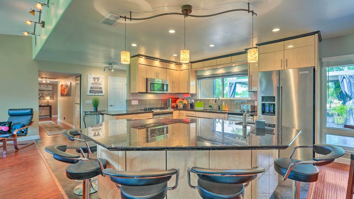 Granite Bay House | Luxe Granite Bay Home w/Hot Tub, Fire Pits!