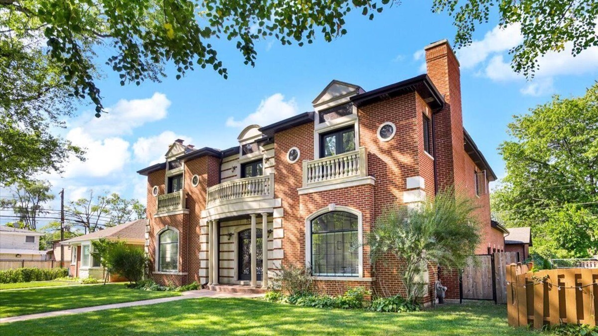 Skokie House | Luxe Home 20 min from Downtown Chicago ,heated indoor pool, Spa bath, tree house