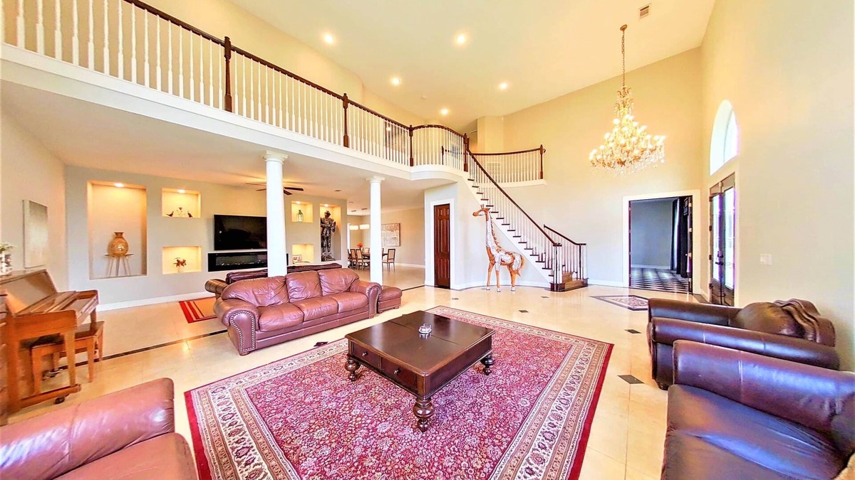 Dickinson Villa | Luxe Home 5 Bedroom Villa