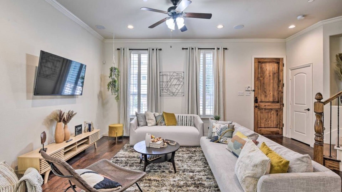 Las Colinas House | Luxe Irving Townhome 15 Mi to Downtown Dallas