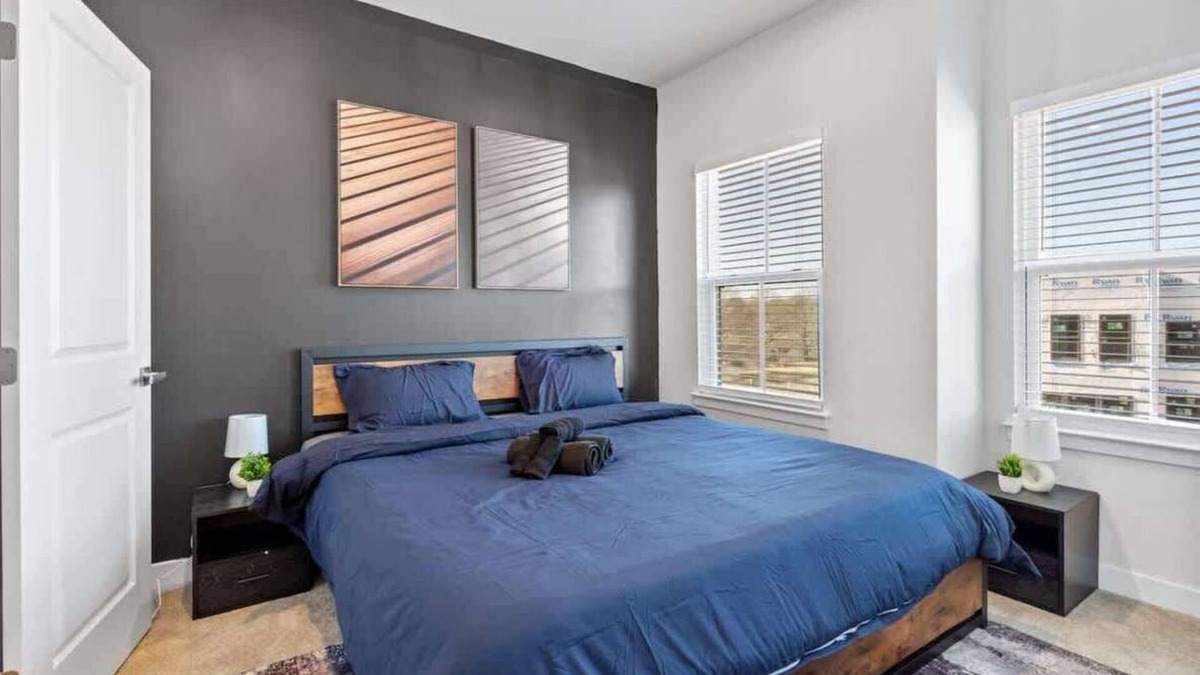 Charlotte House | Luxe King 3BR Townhouse Mins to Dwtn CLT!