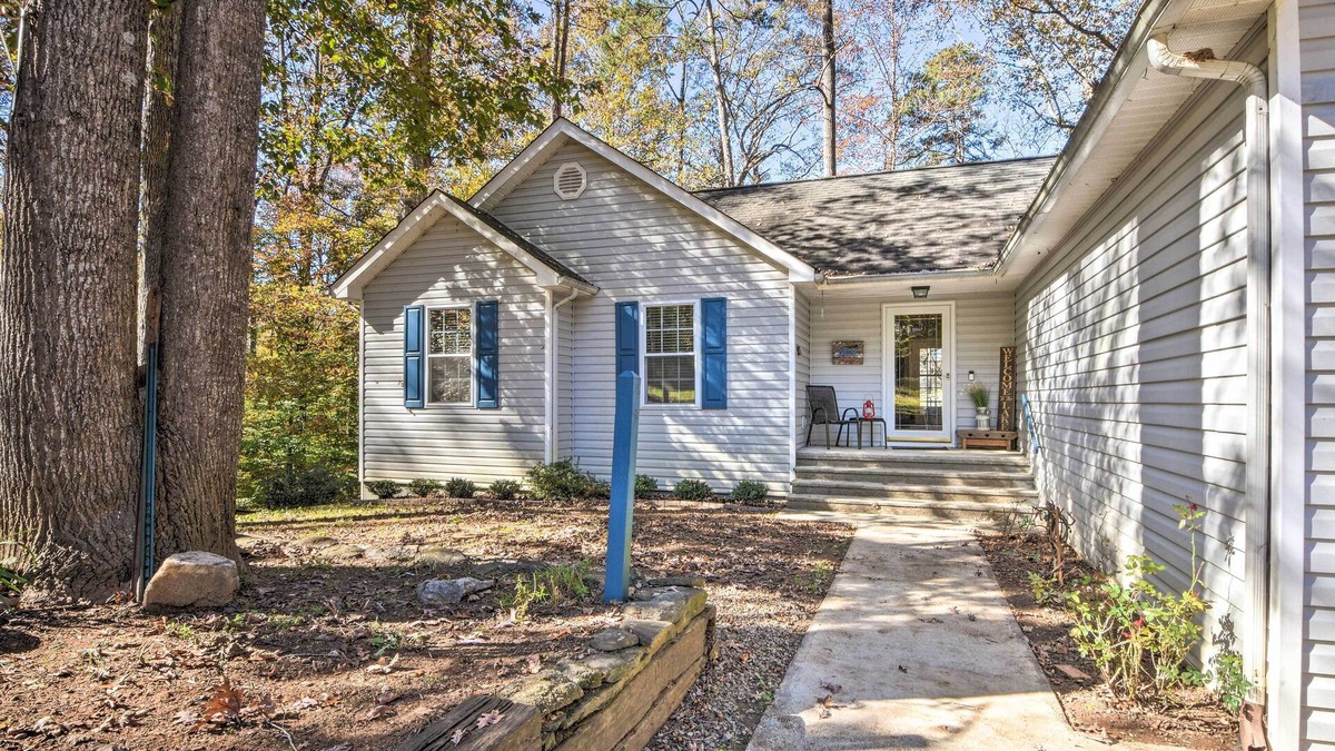Gumlog House | Luxe Lake Hartwell Waterfront Getaway w/Fire Pit!