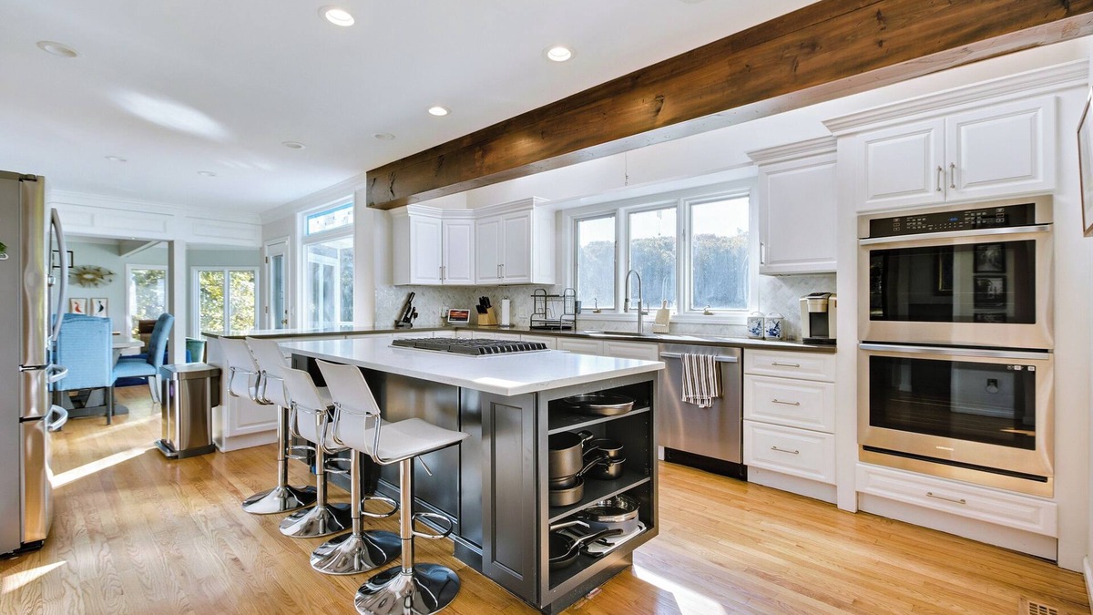Higganum House | Luxe Lake House in Connecticut