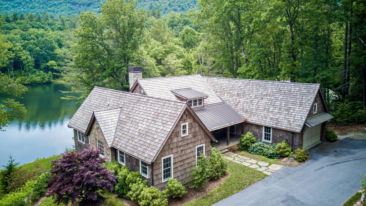 Lake Toxaway House | Luxe lakefront home with dock, kayak, canoe, home gym & great outdoor spaces