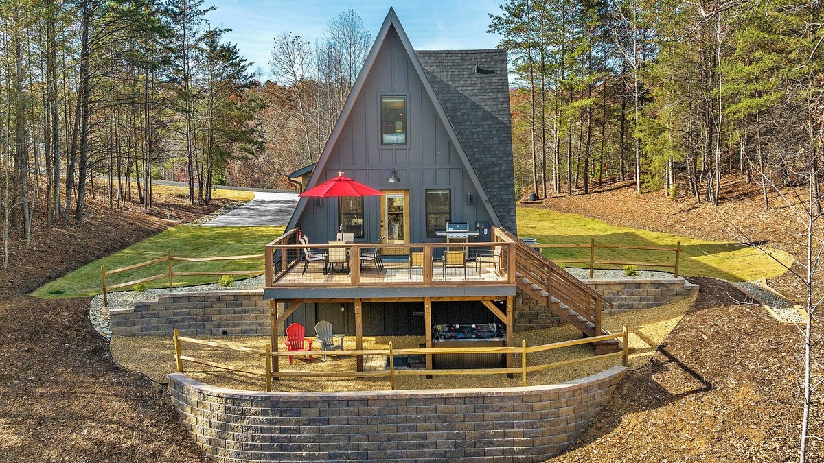 Mill Spring Apartment | Luxe Lakefront Private Dock Kayaks Hot Tub Fire Pit
