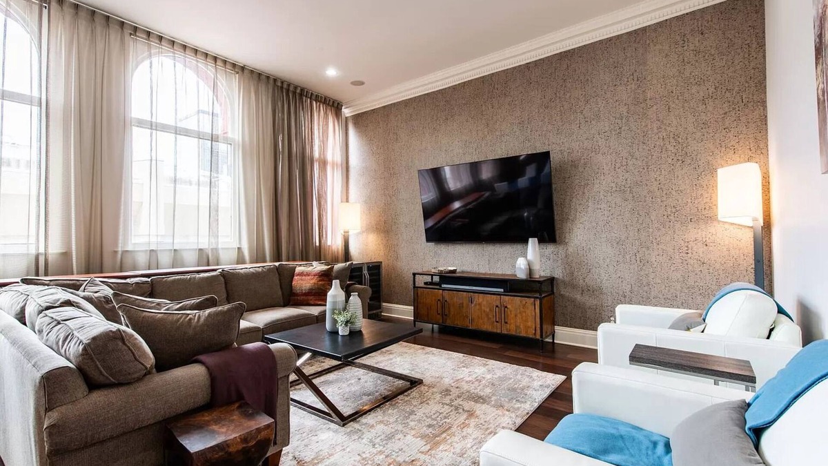 Downtown Louisville Condo | Luxe Louisville Condo! King BR~1 Block from YUM Center