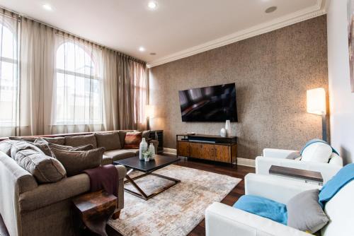 Downtown Louisville Apartment | Luxe Louisville Condo~King BR~Near YUM Center