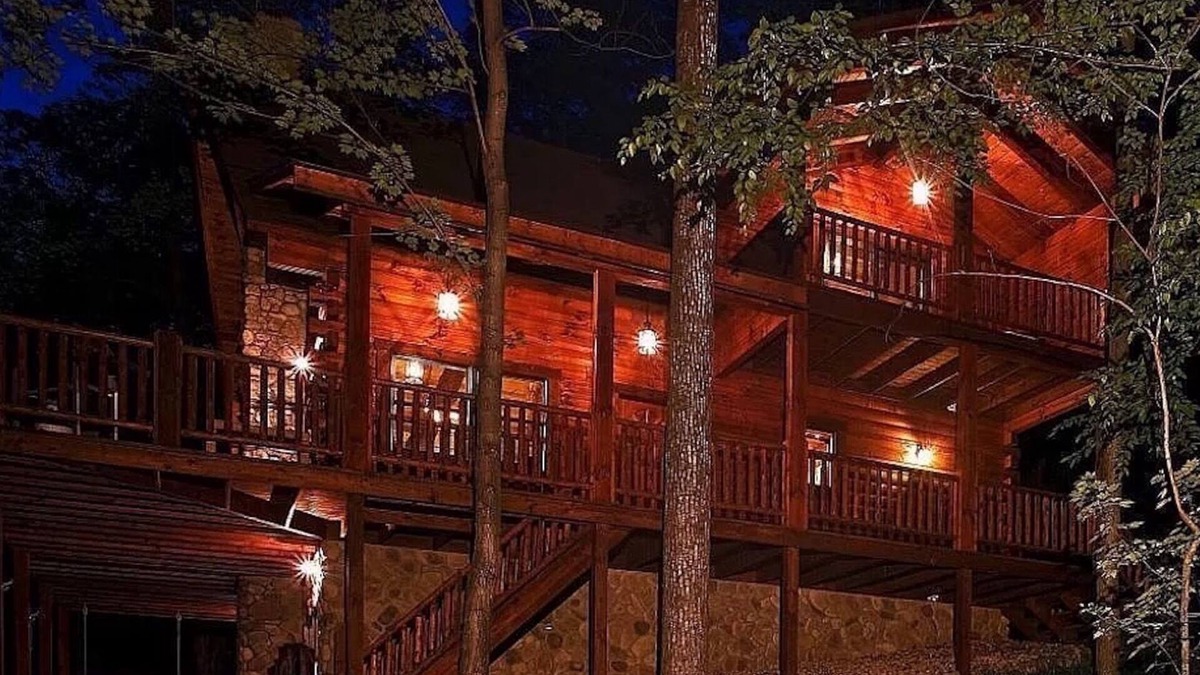 Laurelville Cabin | LUXE ONE | RED WOLF FALLS*HOCKING HILLS*CLOSE TO EVERYTHING-TRAILS,HOT TUB,SAUNA,FIREPLACE,GAME ROOM