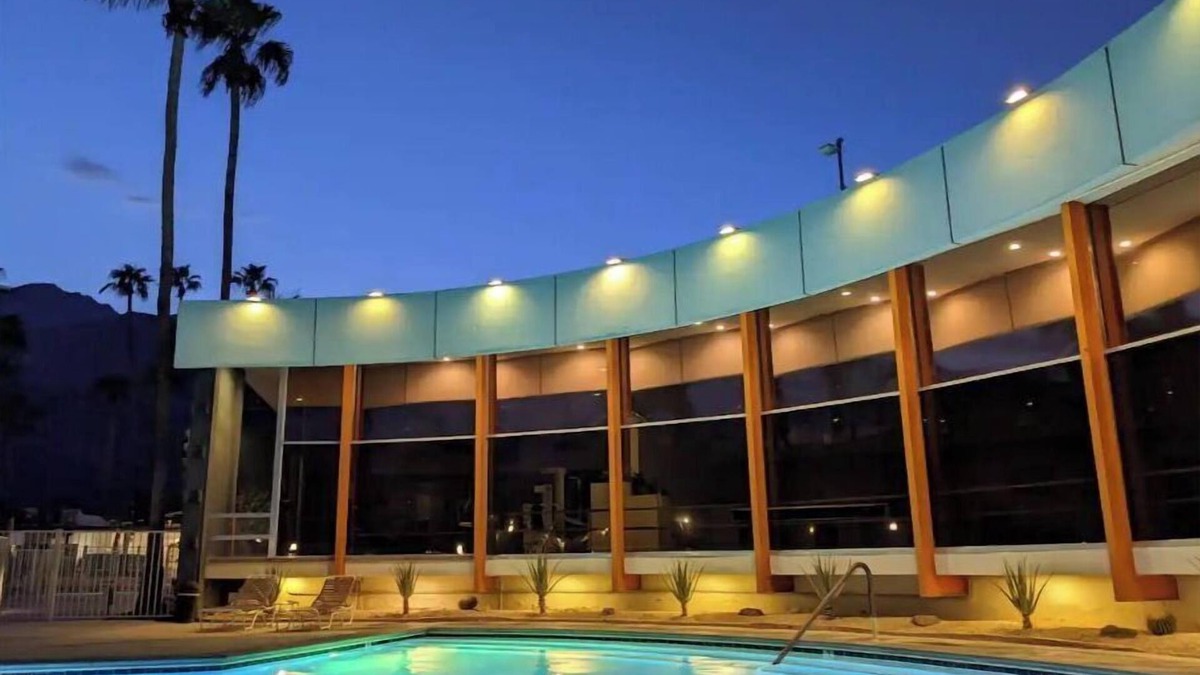 Twin Palms Condo | Luxe, peaceful retreat-KING bed historic MCM complex