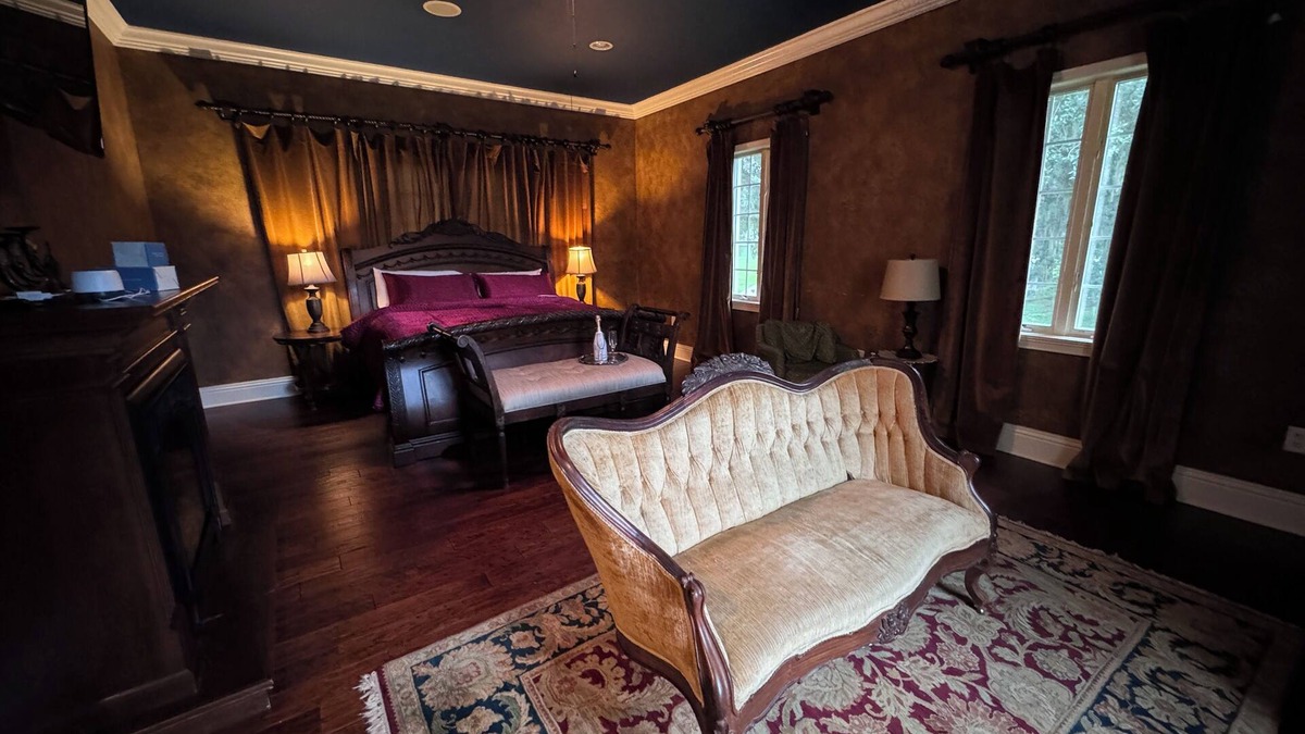 Lakeland Bed & Breakfast | Luxe Penthouse Suite at Opal Oaks Micro Resort