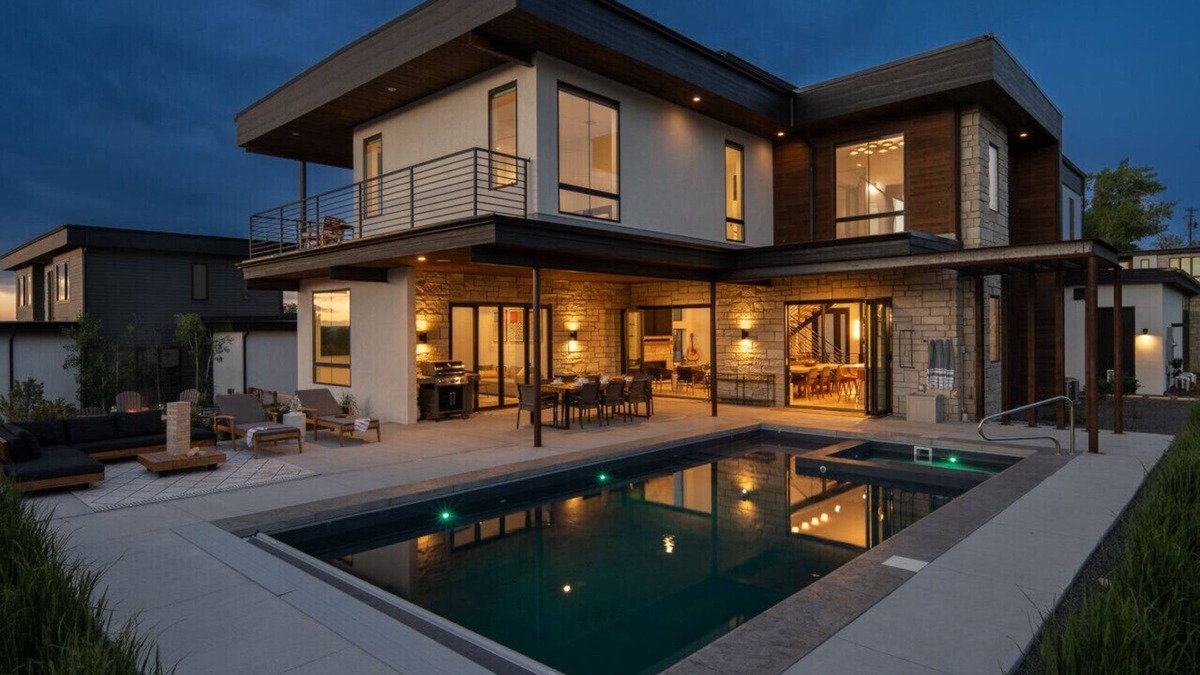 Applewood Villages House | Luxe | Pool | Sauna | Projector